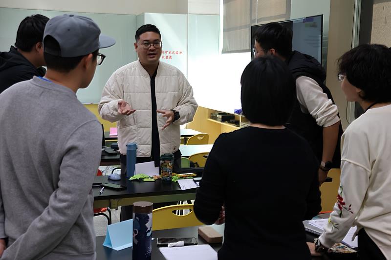 教師於實體課程中進行微型教學與觀課回饋討論，完成「授課—觀課—反思」專業循環。