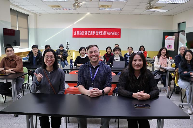 全體參與教師合影。第一排右至左語發中心暨EMI推動資源辦公室陳淑娟主任、阿得雷德大學Timothy William Heylen講師、負責研習營課程規劃的外文系林孟煒助理教授。