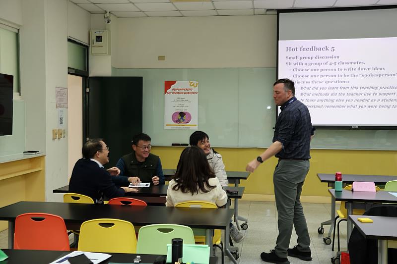 阿得雷德大學Timothy William Heylen講師帶領亞大老師們進行小組討論及同儕回饋。