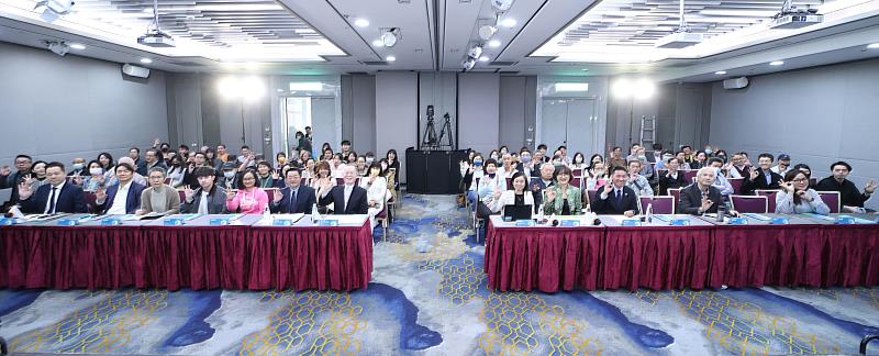 TAISE主辦的「2026 企業責任論壇」，與會貴賓包括：中研院教授廖福特（左六）、TAISE董事長簡又新（左七）、邱羽凡副教授（右五）、TAISE常務委員江蕙櫻（右四）、TAISE副秘書長葉彥柏（右三）、TAISE行政長李芳成（右二）。