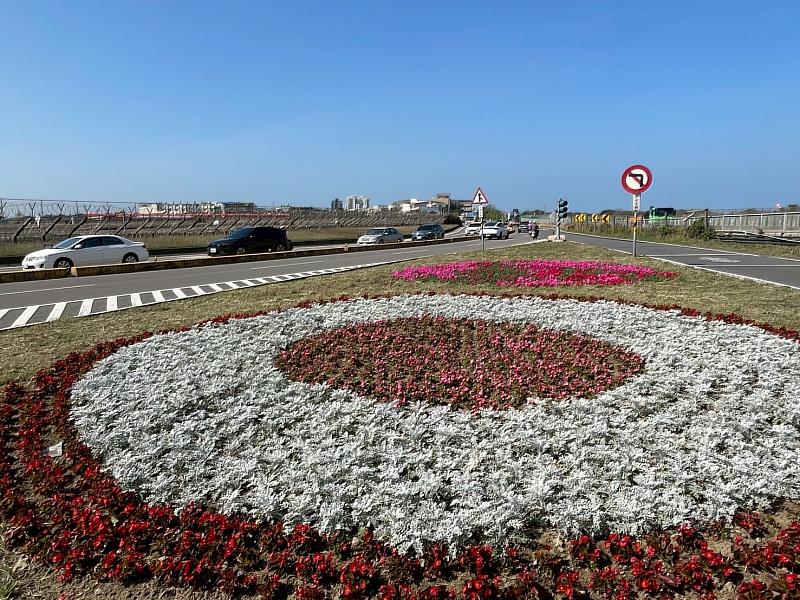 為迎接農曆春節，新竹市政府於多個重要交通節點及城市門戶完成年節草花佈置。