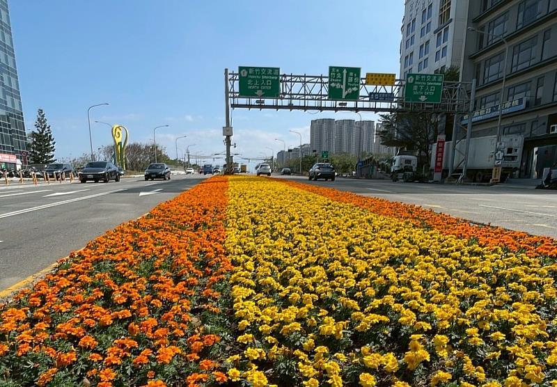 為迎接農曆春節，新竹市政府於多個重要交通節點及城市門戶完成年節草花佈置。