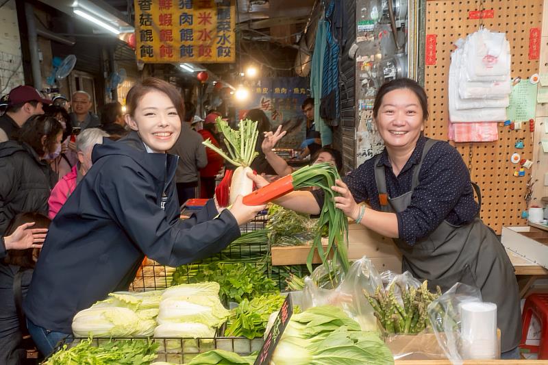 高虹安市長走訪中央市場及商場，發放開運紅包向市民朋友們拜年。