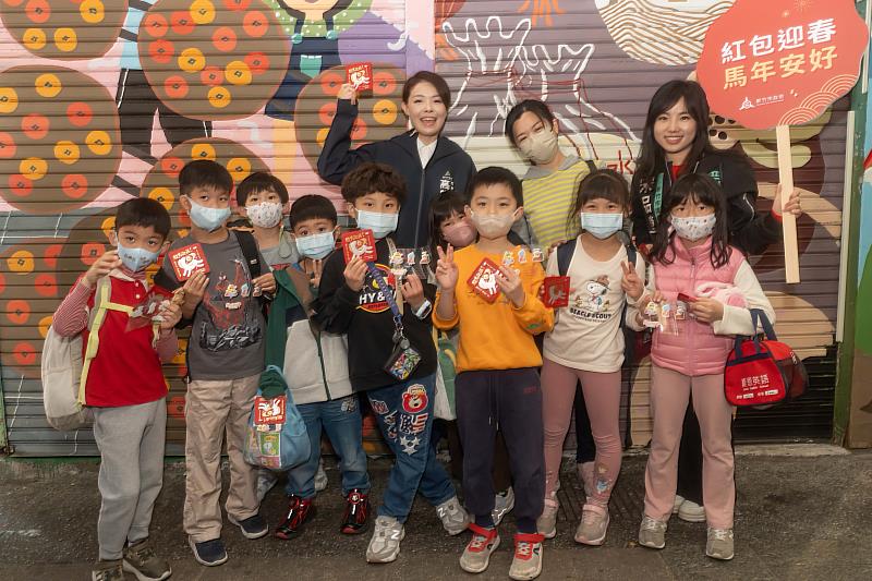 高虹安市長走訪中央市場及商場，發放開運紅包向市民朋友們拜年。
