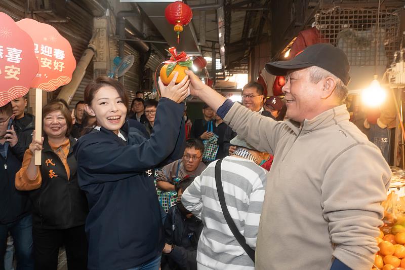 高虹安市長走訪中央市場及商場，發放開運紅包向市民朋友們拜年。