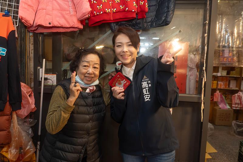 高虹安市長走訪中央市場及商場，發放開運紅包向市民朋友們拜年。