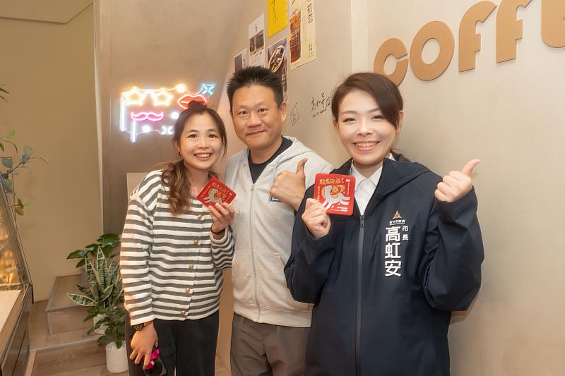 高虹安市長走訪中央市場及商場，發放開運紅包向市民朋友們拜年。