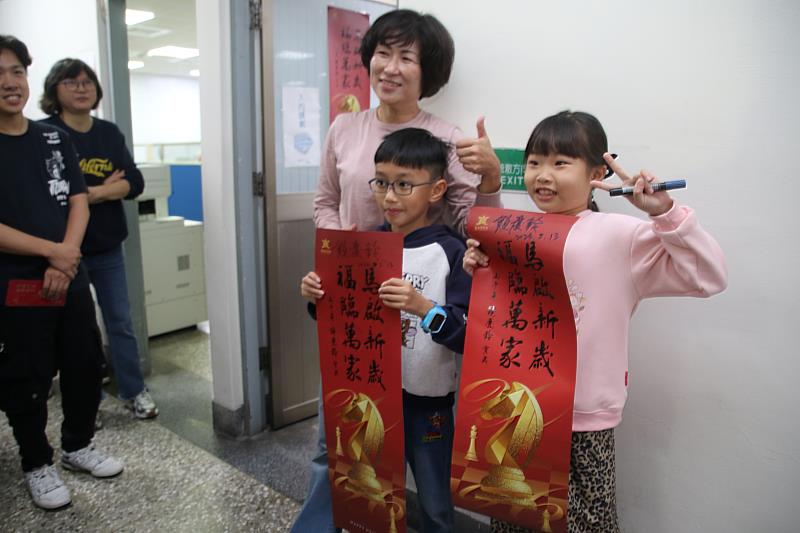 臺東縣長饒慶鈴至中央市埸拜年 並感謝縣府同仁辛勞