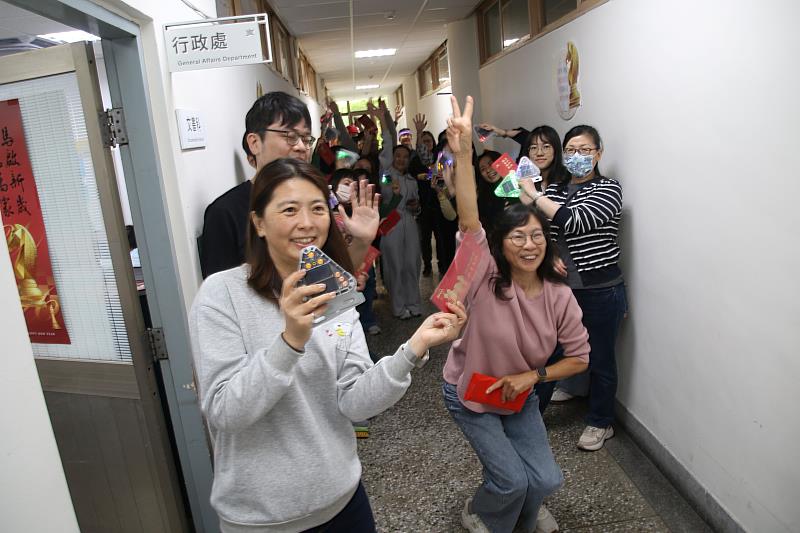 臺東縣長饒慶鈴至中央市埸拜年 並感謝縣府同仁辛勞