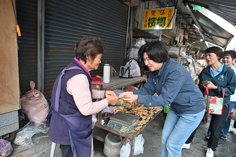 臺東縣長饒慶鈴至中央市埸拜年 並感謝縣府同仁辛勞