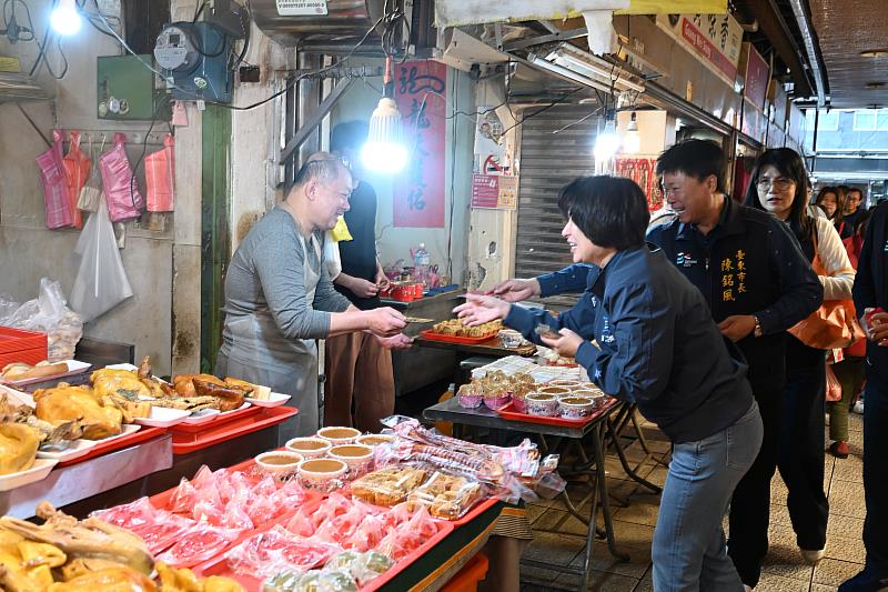 臺東縣長饒慶鈴至中央市埸拜年 並感謝縣府同仁辛勞