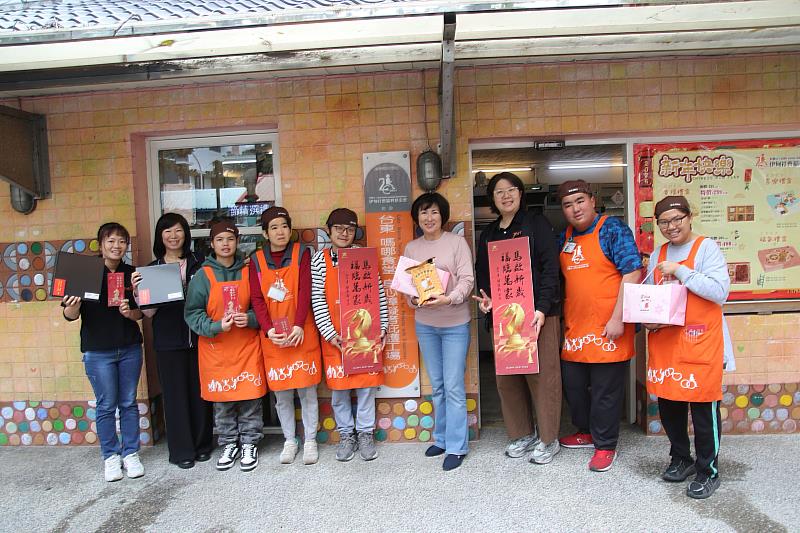 臺東縣長饒慶鈴至中央市埸拜年 並感謝縣府同仁辛勞