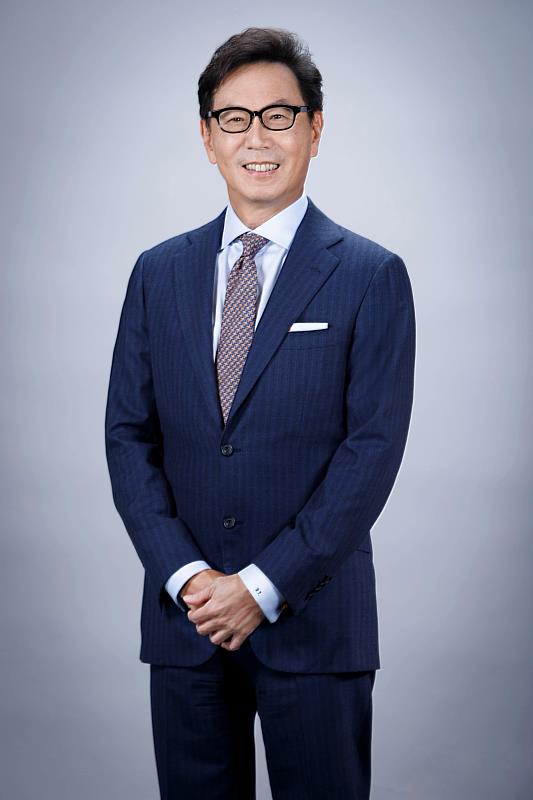 為擴大《陽光女子合唱團》所凝聚的社會關注與影響力，台灣大哥大董事長蔡明忠拋磚引玉，並攜手財團法人臺灣更生保護會於北中南舉辦3場公益包場，邀請近900位更生朋友及其家屬走進戲院。