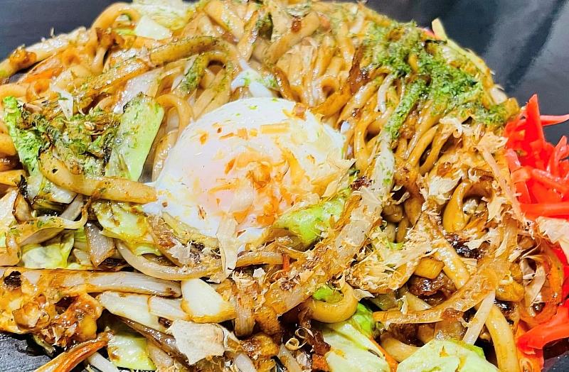 炒烏龍麵最早是因為戰後細麵短缺，達摩堂餐廳的料理人將炒麵改為容易入手的烏龍麵開始的，現今各家店鋪仍秉持「三色三味」的原則：高麗菜的清甜、紅蘿蔔的爽脆與豬肉的鹹香，佐以店家秘製的醬汁。