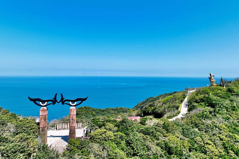 3、靈鷲山有著美麗壯闊的山海，這一片天然，42年完成生態演替。讓整個自然成為自然；讓生態成為生態本身。（靈鷲山佛教教團提供）