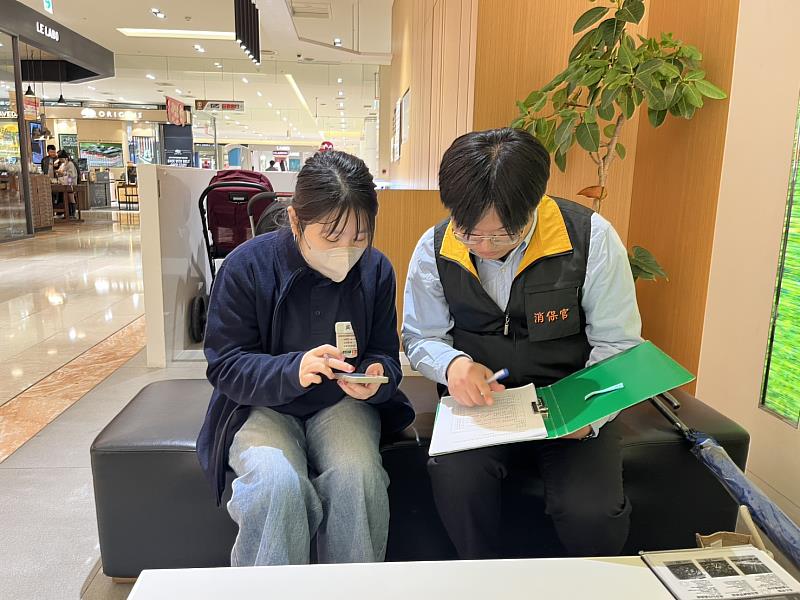 消保官與產發處同仁至sogo新竹巨城店稽查福袋。