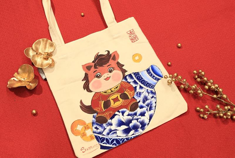 親子喜愛的「新春手作趣」，大年初五（2/21）彩繪師陳彩雲老師帶大家彩繪《新春帆布袋》。