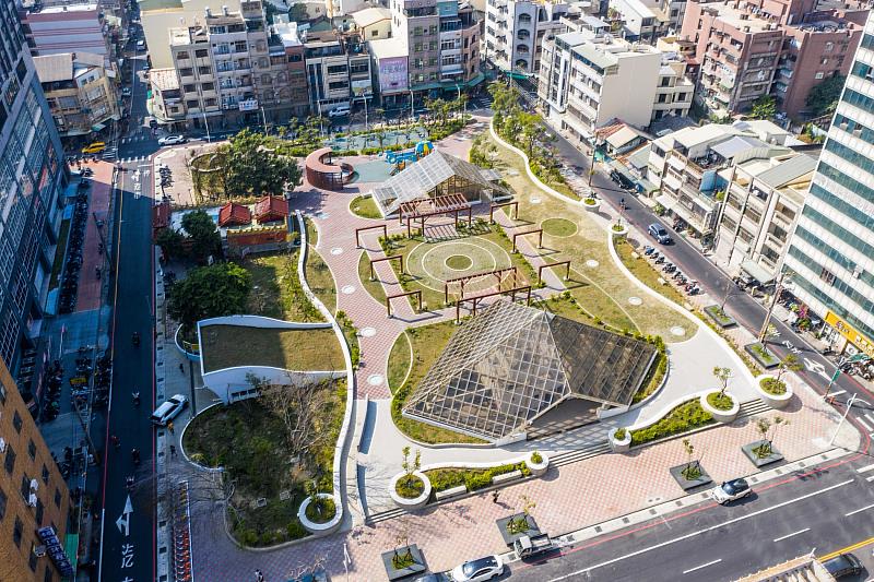 公園周邊的停車彎也提供106席機車停車位