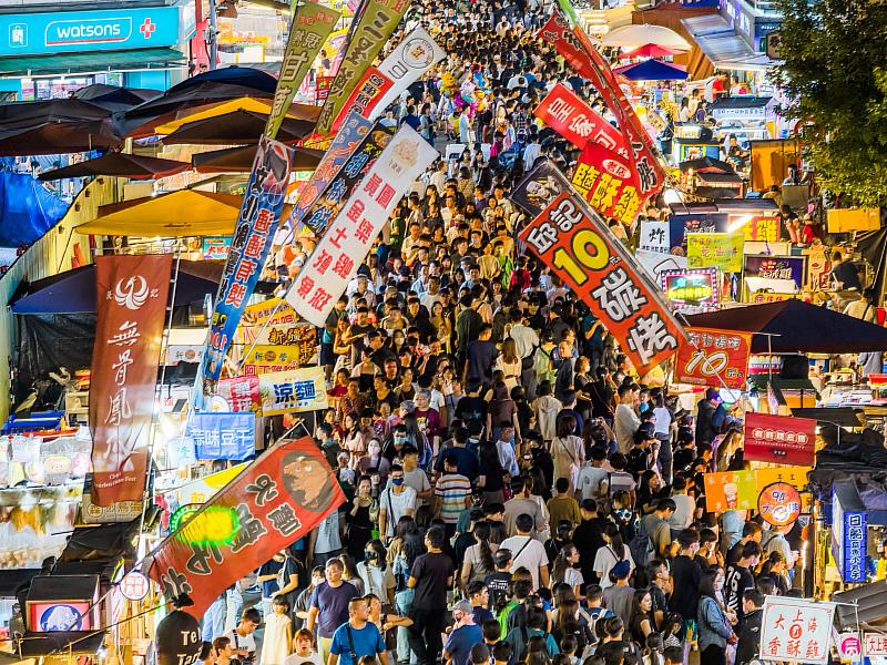 文化路夜市滿滿人潮。