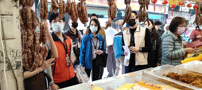 嘉義市政府團隊宣導環境衛生與公共安全。