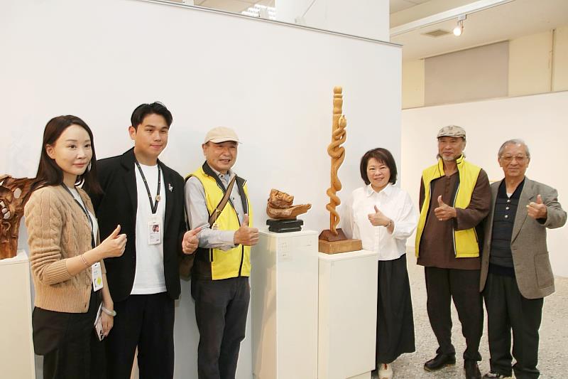 黃敏惠市長欣賞五行八作-諸羅雕木雕展。