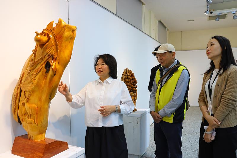 黃敏惠市長欣賞五行八作-諸羅雕木雕展。