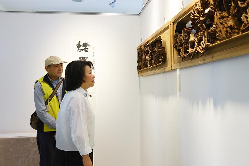 黃敏惠市長欣賞五行八作-諸羅雕木雕展。
