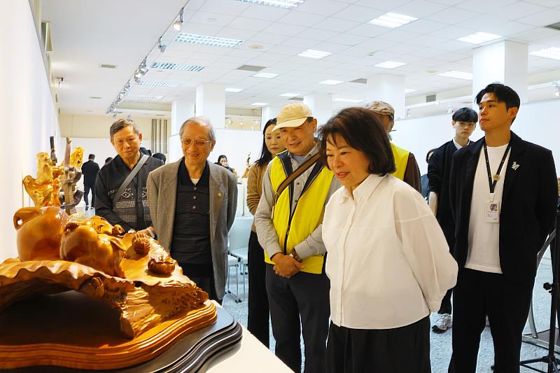 黃敏惠市長欣賞五行八作-諸羅雕木雕展。