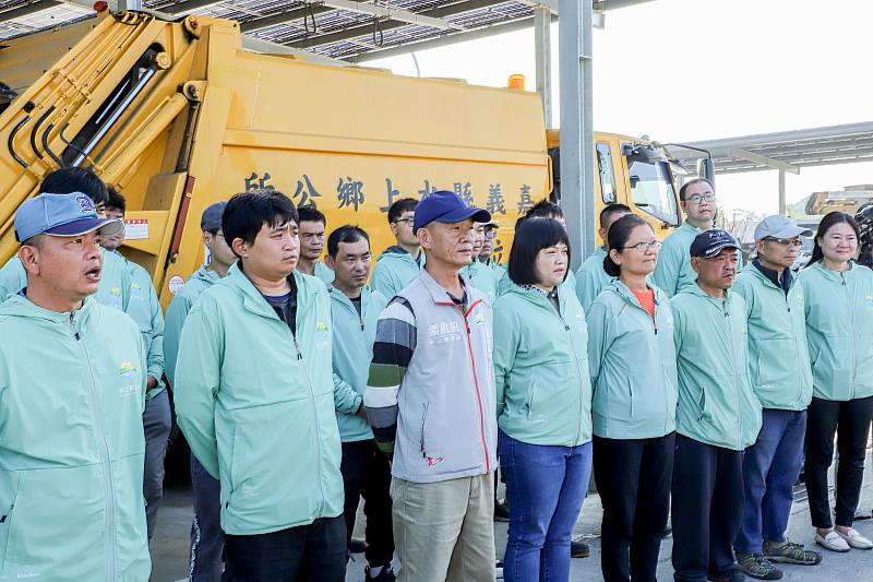 翁章梁赴水上清潔隊發小紅包 感謝隊員全年無休守護環境