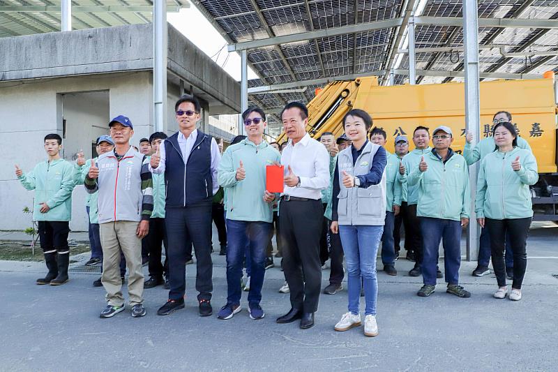 翁章梁赴水上清潔隊發小紅包 感謝隊員全年無休守護環境