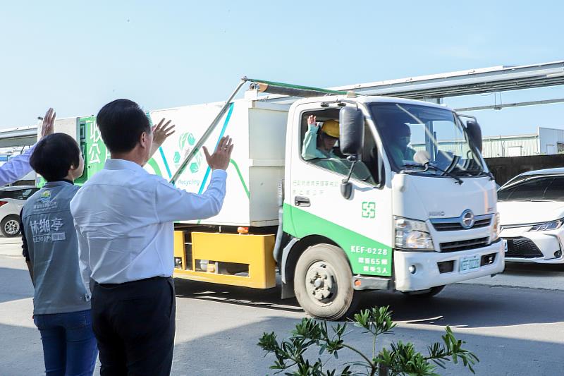 翁章梁赴水上清潔隊發小紅包 感謝隊員全年無休守護環境