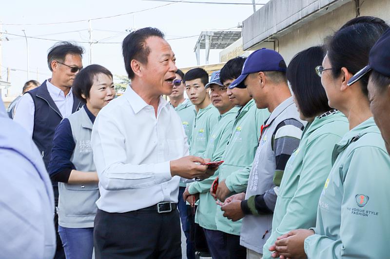 翁章梁赴水上清潔隊發小紅包 感謝隊員全年無休守護環境