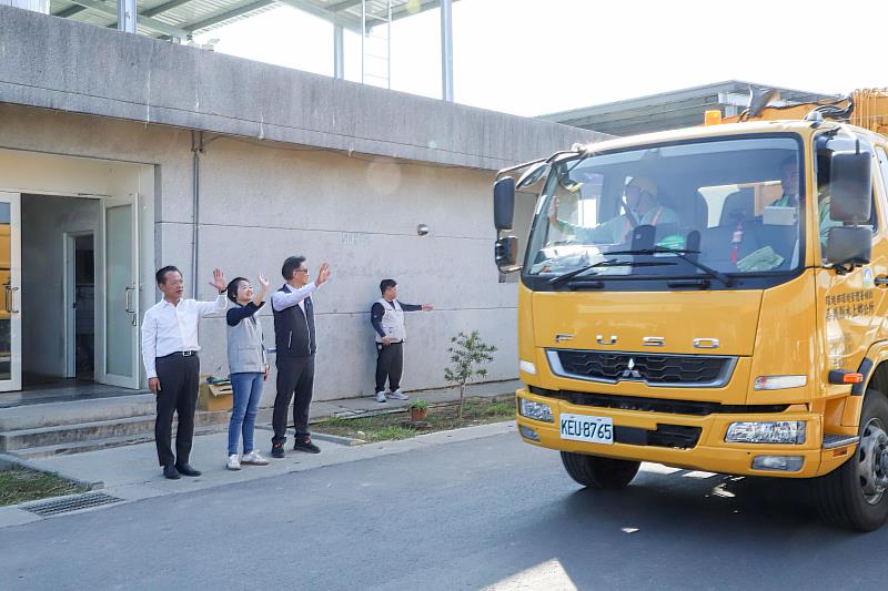 翁章梁赴水上清潔隊發小紅包 感謝隊員全年無休守護環境