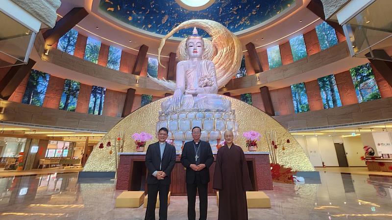 天主教台北總教區鍾安住總主教（中）、中華民國宗教與和平協進會秘書長林之鼎神父（左）前往靈鷲山聖山園區福城參訪。（圖由靈鷲山佛教教團提供）