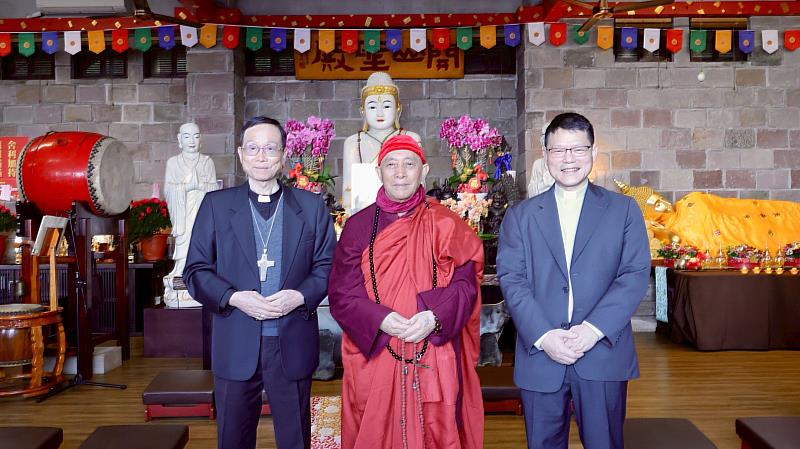 鍾安住總主教(左)、靈鷲山開山住持心道法師(中)、中華民國宗教與和平協進會秘書長林之鼎神父(右)於開山聖殿點燈祈福祝禱後合影。(圖由靈鷲山佛教教團提供)
