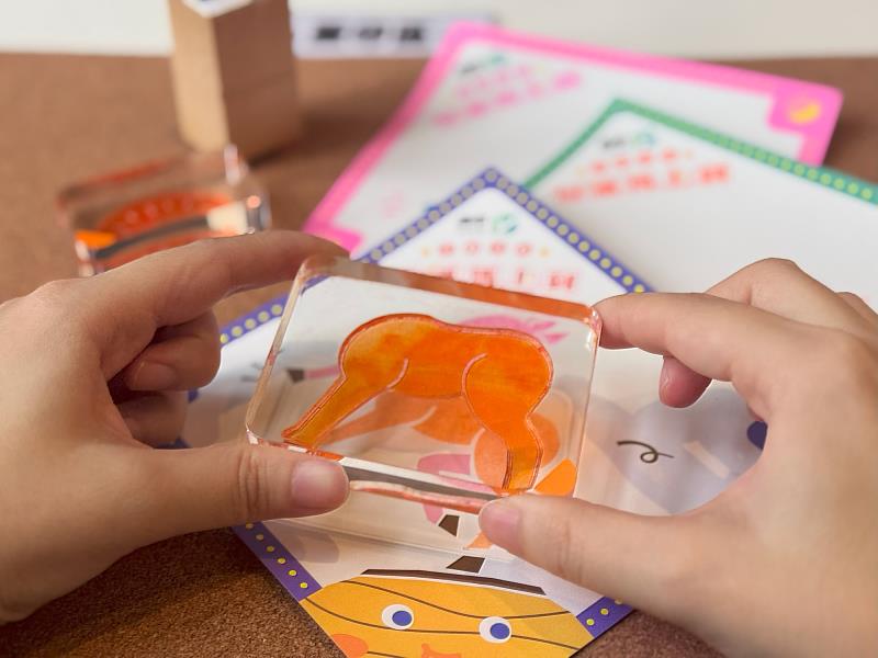 透過親手蓋印，完成獨一無二的「好運馬」圖樣，在動手體驗中感受新春祝福的溫度。