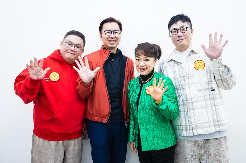 《陽光女子合唱團》導演林孝謙（左1）、編劇呂安弦（右1）、主演翁倩玉（右2）與台灣大內容發展副總經理鄭偉柏（左2）一同手比5，象徵《陽光》票房正式突破5.45億元，登頂台片影史票房第1。（圖/壹壹喜喜電影股份有限公司提供）