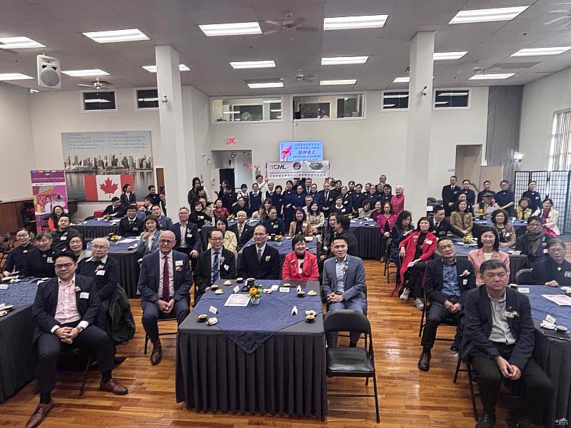 「臺灣華語文學習中心－溫哥華慈濟人文學校」15日舉行揭牌儀式，近百人出席盛會