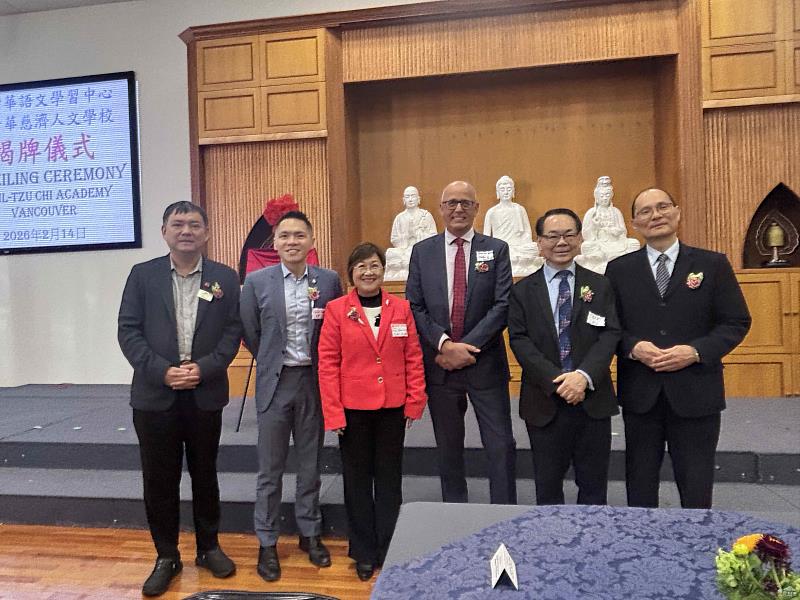 加拿大聯邦國會議員張瑋麟(左2)、范博愛(右3)、區澤光(右2)與徐佳青(左3)、苗萬輝(右1)及溫哥華市議員周楠(左1)合影。(張伶銖攝)