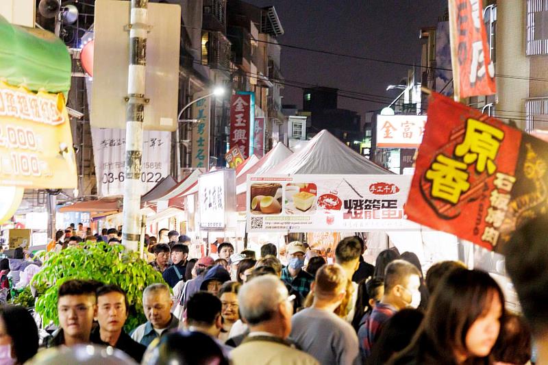 新春市集自開幕後每天人潮絡繹不絕。