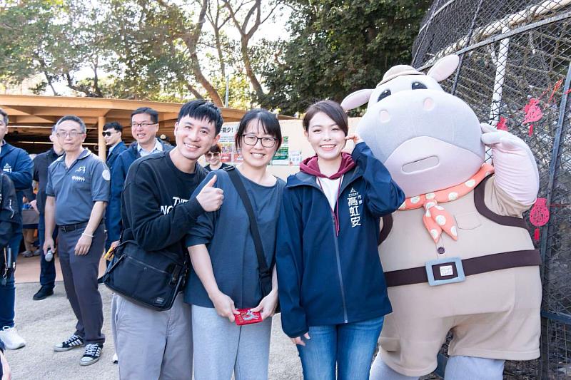 高虹安市長赴動物園發放開運小紅包。
