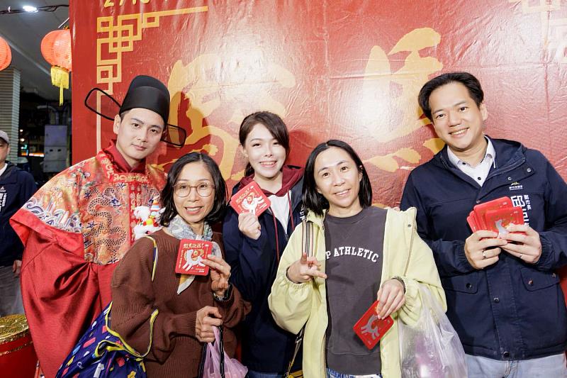 高虹安市長赴新春市集發放開運小紅包。