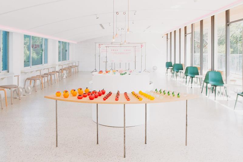 《透明廟仔 THE TEMPLE OF TRANSPARENCY》擷取常見的參拜儀式意象，並與玻璃工藝結合後轉譯為「透明廟仔」的觀展步驟。