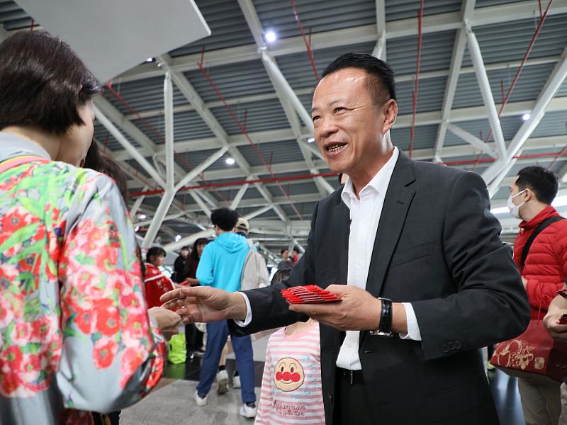 翁章梁率縣府團隊在高鐵嘉義站發放開運紅包 喜迎返鄉人潮