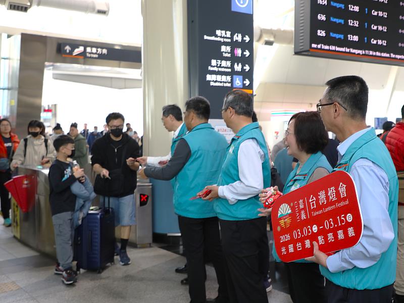 翁章梁率縣府團隊在高鐵嘉義站發放開運紅包 喜迎返鄉人潮