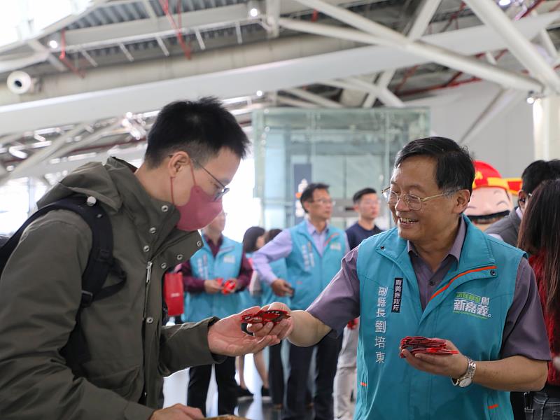 翁章梁率縣府團隊在高鐵嘉義站發放開運紅包 喜迎返鄉人潮