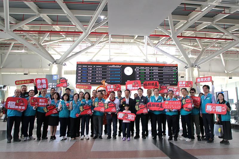 翁章梁率縣府團隊在高鐵嘉義站發放開運紅包 喜迎返鄉人潮