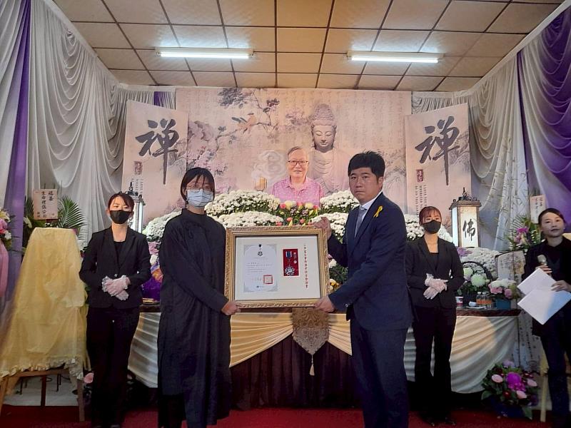 客委會邱星崴副主任委員代表頒贈張義品先生二等客家事務專業獎章，並由其家屬張瑜文女士代為受贈。