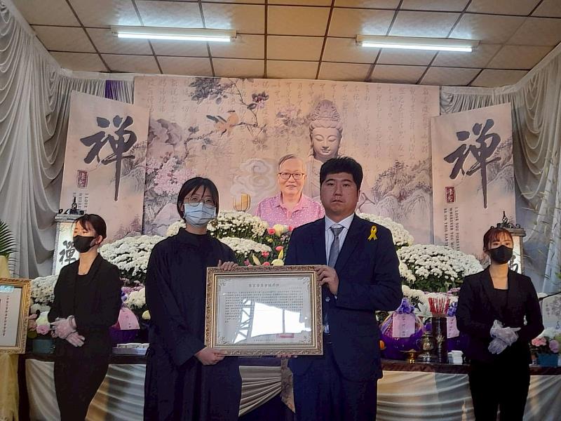 客委會邱星崴副主任委員代表頒贈張義品先生旌揚狀，並由其家屬張瑜文女士代為受贈。