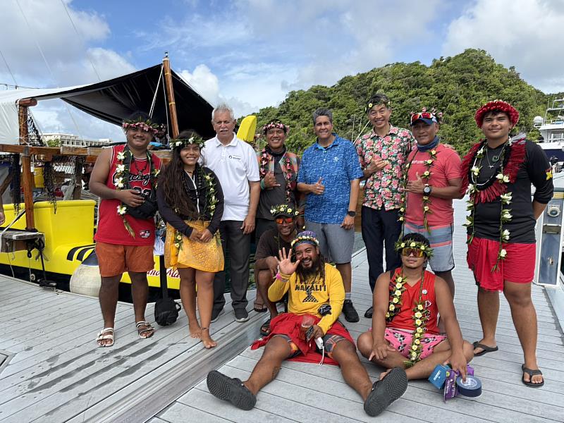 中華民國駐帛琉大使陳剛毅（右後3）、帛琉總統 Surangel Whipps Jr.(後排右4）、MVS副會長 Alan Seid（後排左3）與台東獵人學校校長亞榮隆∙撒可努（Sakinu，中文名戴志強）（左4）及杜詩豪（右2）船員合影。